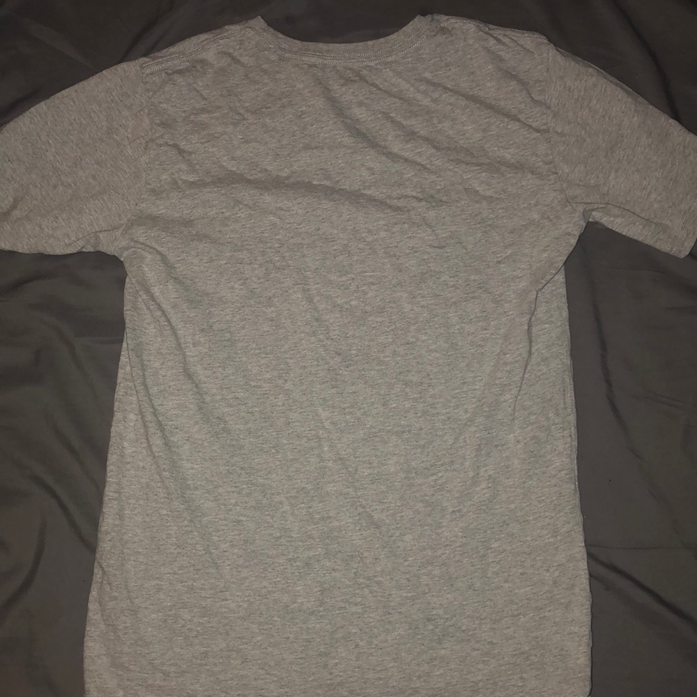 A grey short-sleeve tee shirt - Picture 2 of 3